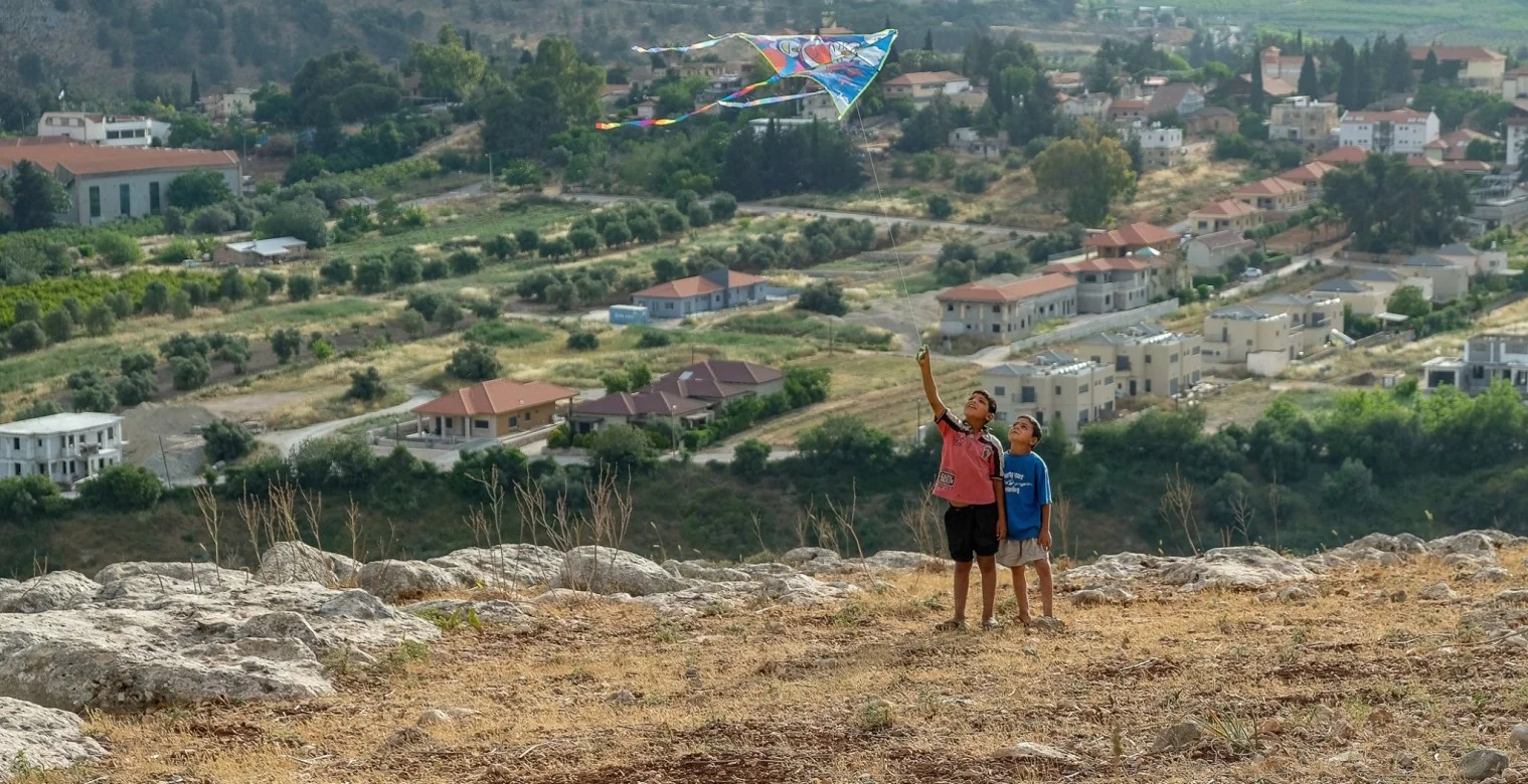 طفلان فلسطينيان من "صيدا" يلعبان قرب الحـدود لأول مرة