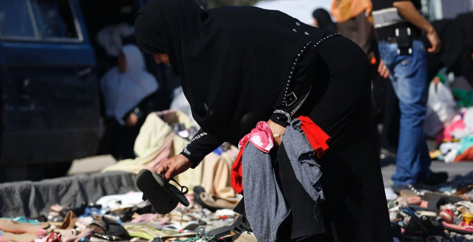 محدودو الدخل في غزة يحافظون على أناقتهم... بماركات «البالة»