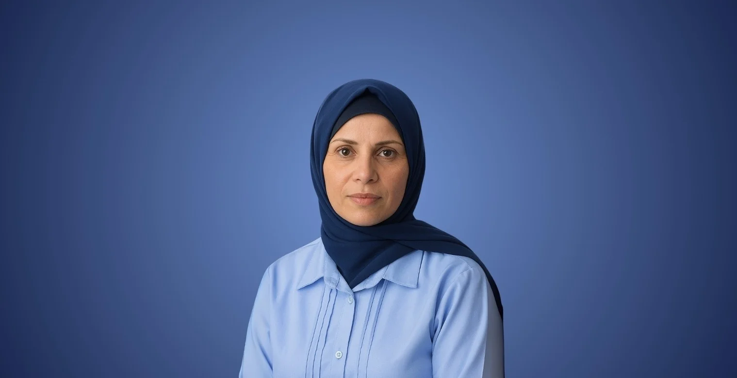 فلسطــينية تفتح نافذة رقمية على العالم بين الخيام