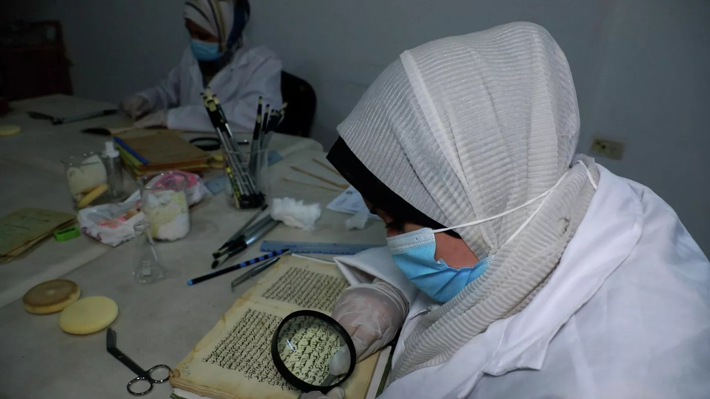 نساء فلسطينيات يحاولن انتشال التراث المكتوب