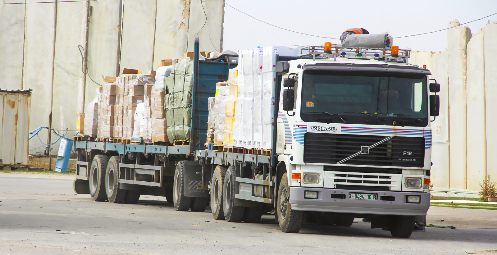 شاحنة واحدة بالممنوعات تشلّ حركة التجارة في غزة